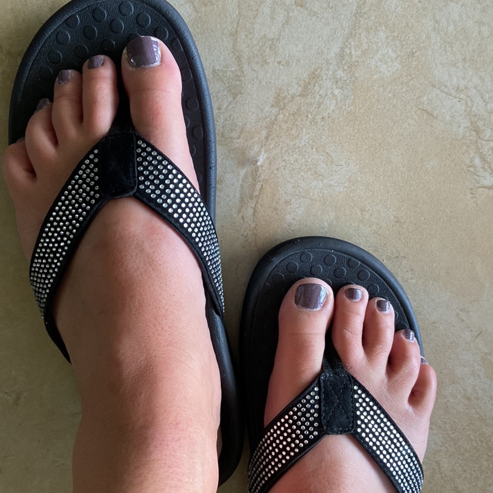 Vionic Black Flip Flop with white stones & cloth tongue size 8
